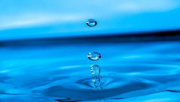 acqua blu con goccia che cade