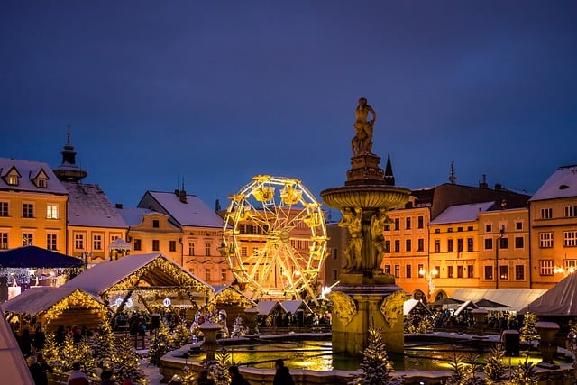 piazza con mercatini di Natale illuminati