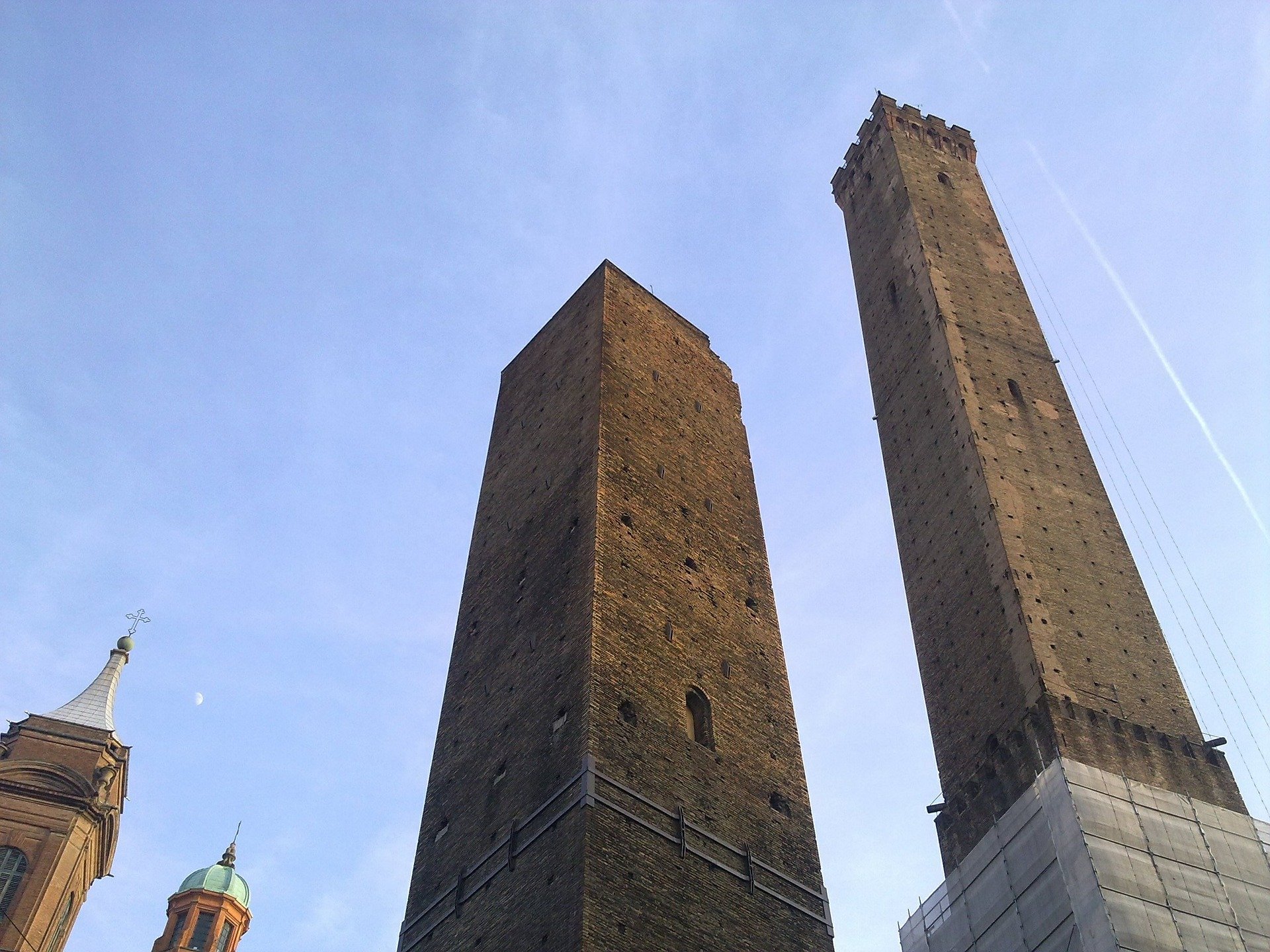 Le Due Torri viste dal basso in piazza Ravegnana, Bologna 