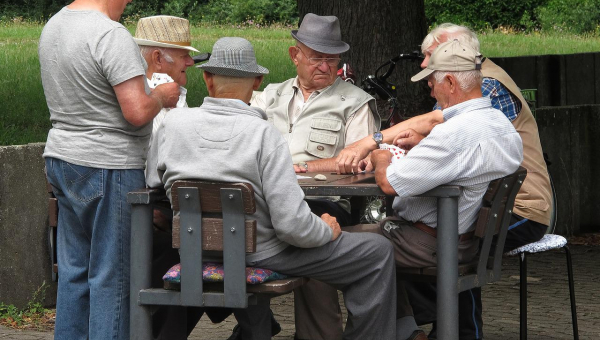 anziani che giocano a carte