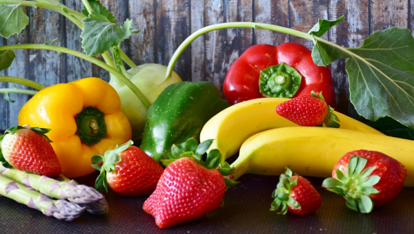 Fotografia di verdura e frutta peperoni gialli banane fragole