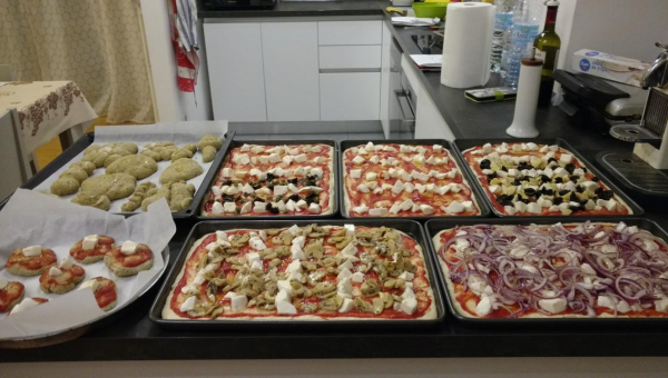 teglie di diversi gusti di pizza fatta in casa