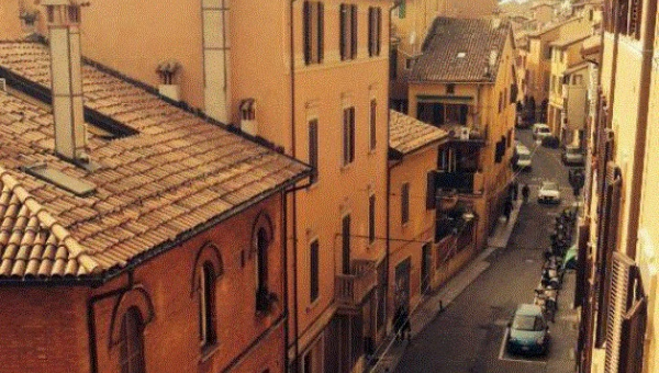 foto dall'alto di via Rialto a Bologna