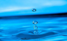 acqua blu con goccia che cade