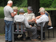 anziani che giocano a carte