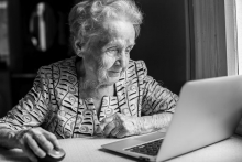 donna anziana con il computer portatile